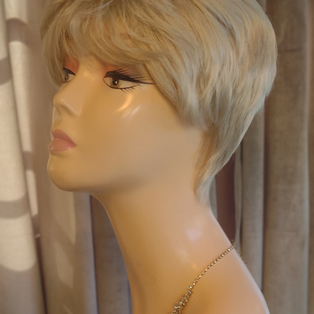 Wig - Picture 3 of 4